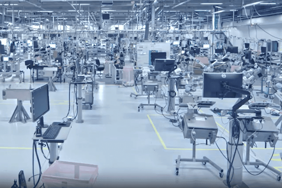 How Cobots Improve Efficiency in Cleanroom Manufacturing?